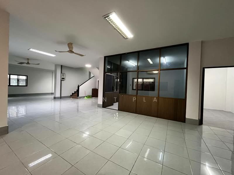 For Rent: 4-Story Standalone Building in Ratchadaphisek Area, near MRT Rama 9 (SPSAD4005), Bangkok, Din Daeng, Bangkok, , 1,100 sqm, Shophouse For Rent, by Agent Pla, 500333471 - DDproperty.com