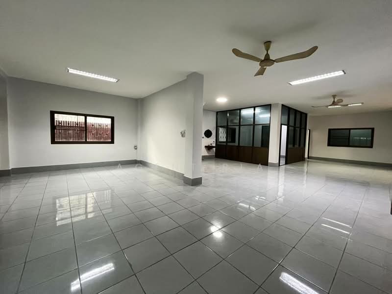 For Rent: 4-Story Standalone Building in Ratchadaphisek Area, near MRT Rama 9 (SPSAD4005), Bangkok, Din Daeng, Bangkok, , 1,100 sqm, Shophouse For Rent, by Agent Pla, 500333471 - DDproperty.com