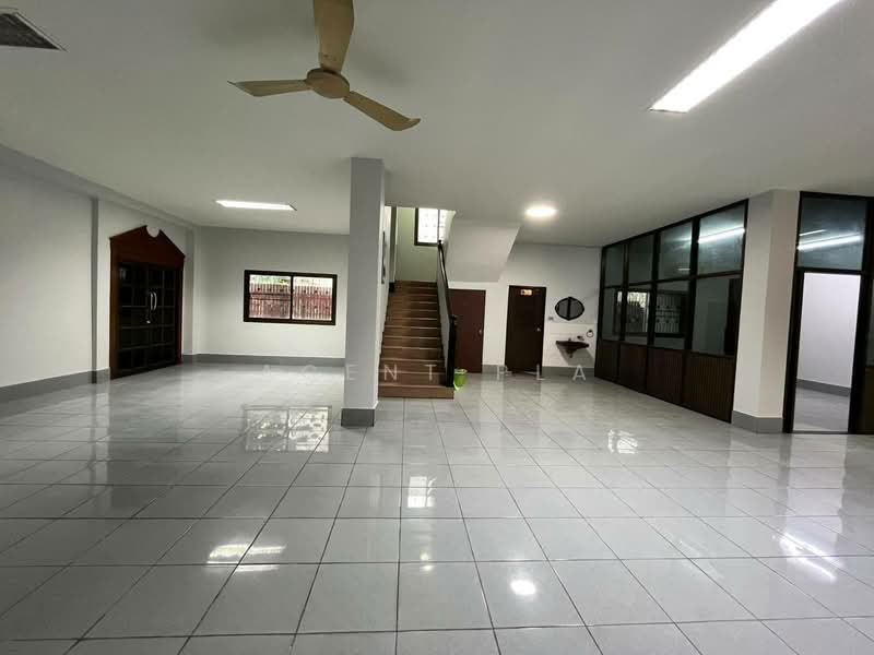 For Rent: 4-Story Standalone Building in Ratchadaphisek Area, near MRT Rama 9 (SPSAD4005), Bangkok, Din Daeng, Bangkok, , 1,100 sqm, Shophouse For Rent, by Agent Pla, 500333471 - DDproperty.com