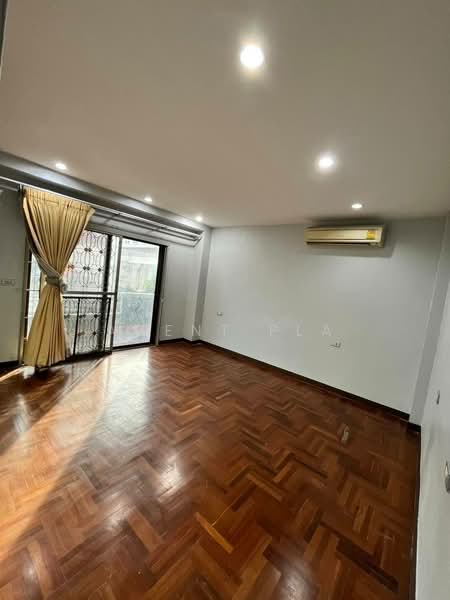 For Rent: 4-Story Standalone Building in Ratchadaphisek Area, near MRT Rama 9 (SPSAD4005), Bangkok, Din Daeng, Bangkok, , 1,100 sqm, Shophouse For Rent, by Agent Pla, 500333471 - DDproperty.com