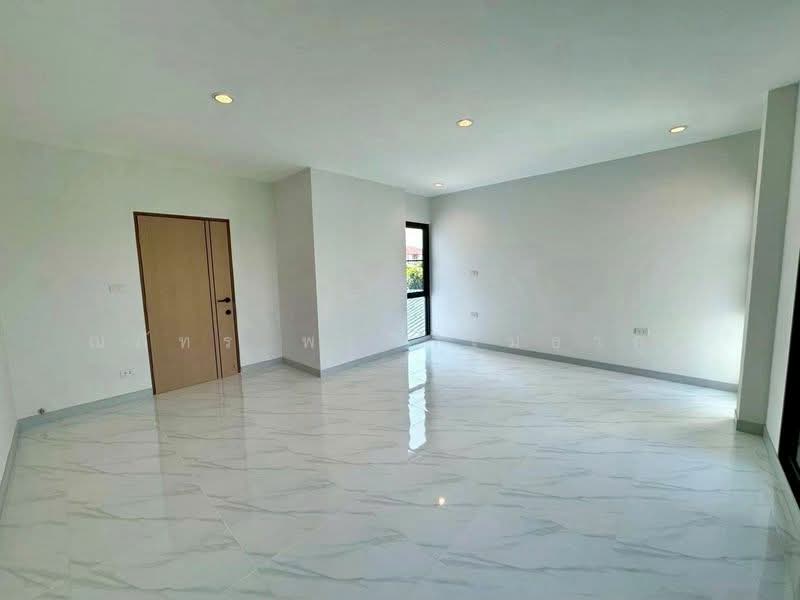 ปล่อยเช่า โฮมออฟฟิศ/บ้านแฝด 3ชั้น สไตล์ Modern Luxury ทำเลเลียบด่วน ขนาด 175 ตรม.วังทองหลาง, Bangkok, Khlong Chaokhun Sing, Wang Thonglang, Bangkok, 3 Bedrooms, 175 sqm, Semi-Detached House (Twin House) For Rent, by ณภัทร พรสิริเมธากุล, 500334151 - DDproperty.com