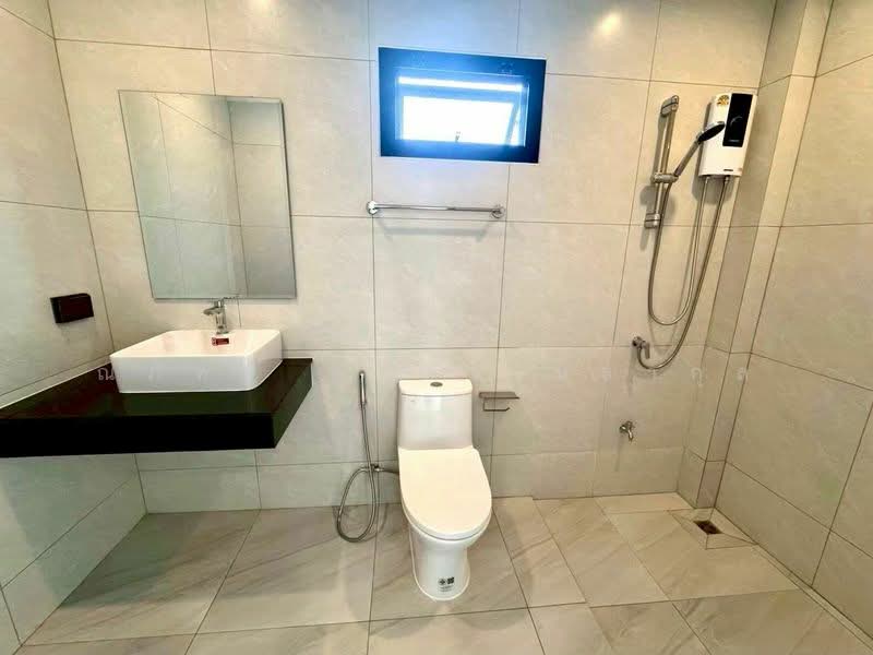 ปล่อยเช่า โฮมออฟฟิศ/บ้านแฝด 3ชั้น สไตล์ Modern Luxury ทำเลเลียบด่วน ขนาด 175 ตรม.วังทองหลาง, Bangkok, Khlong Chaokhun Sing, Wang Thonglang, Bangkok, 3 Bedrooms, 175 sqm, Semi-Detached House (Twin House) For Rent, by ณภัทร พรสิริเมธากุล, 500334151 - DDproperty.com