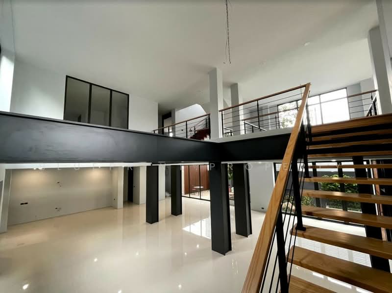 Luxury House Sukhumvit 71, Bangkok, Khlong Tan Nua, Watthana, Bangkok, 5 Bedrooms, 700 sqm, Single Detached House For Rent, by Blueprint.Property, 500334983 - DDproperty.com