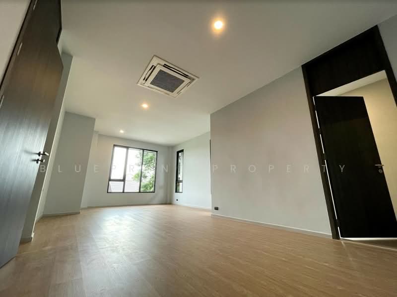Luxury House Sukhumvit 71, Bangkok, Khlong Tan Nua, Watthana, Bangkok, 5 Bedrooms, 700 sqm, Single Detached House For Rent, by Blueprint.Property, 500334983 - DDproperty.com