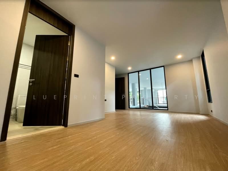 Luxury House Sukhumvit 71, Bangkok, Khlong Tan Nua, Watthana, Bangkok, 5 Bedrooms, 700 sqm, Single Detached House For Rent, by Blueprint.Property, 500334983 - DDproperty.com