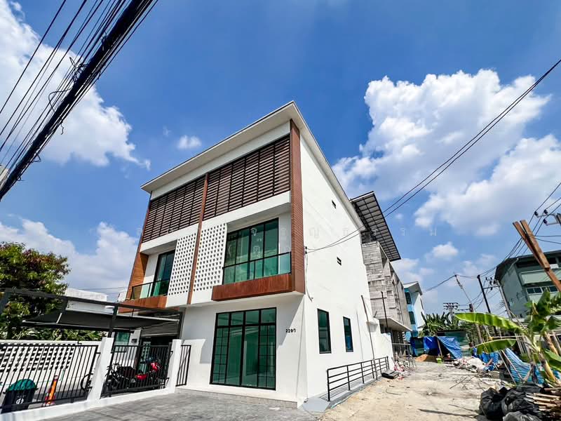 Brand new 3-story corner townhome 3b3b 27.8sqw near 3 MRT lines for residential or commercial, Bangkok, แจ้งวัฒนะ, Talat Bang Khen, Lak Si, Bangkok, 3 Bedrooms, 174 sqm, Townhouse For Sale, by Wanlapa Charoonthum, 500336180 - DDproperty.com