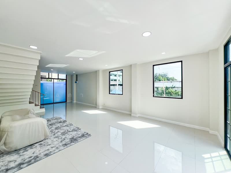 Brand new 3-story corner townhome 3b3b 27.8sqw near 3 MRT lines for residential or commercial, Bangkok, แจ้งวัฒนะ, Talat Bang Khen, Lak Si, Bangkok, 3 Bedrooms, 174 sqm, Townhouse For Sale, by Wanlapa Charoonthum, 500336180 - DDproperty.com