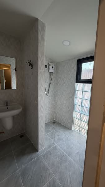 Quiet Private House Ratchada 32 | 5-Bedroom Detached Home near MRT Lat Phrao, Bangkok, Chan Kasem, Chatuchak, Bangkok, 5 Bedrooms, 283 sqm, Single Detached House For Rent, by Pawarisa Lekhakula, 500336233 - DDproperty.com