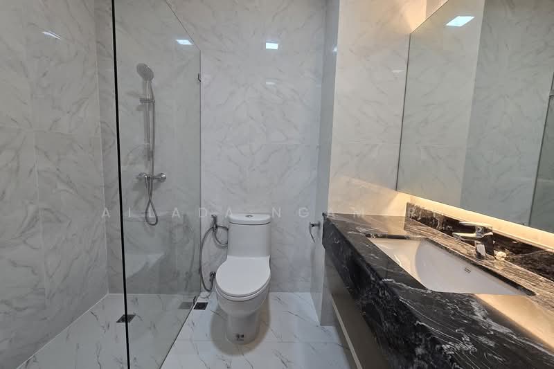Raj Mansion, Bangkok, 31-33 Soi Sukhumvit 20, Khlong Toei, Bangkok, 4 Bedrooms, 380 sqm, Condo For Rent, by Ailada Ngamsri, 500336460 - DDproperty.com