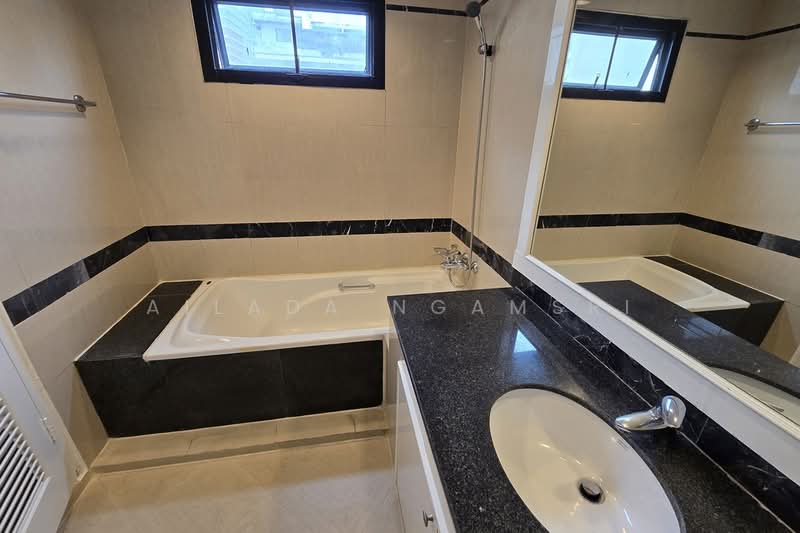 Cosmo Villa, Bangkok, 33 ซอยสุขุมวิท 12 ถนนสุขุมวิท แขวง/เขตคลองเตย กทม., Khlong Toei, Khlong Toei, Bangkok, 3 Bedrooms, 250 sqm, Condo For Rent, by Ailada Ngamsri, 500336465 - DDproperty.com