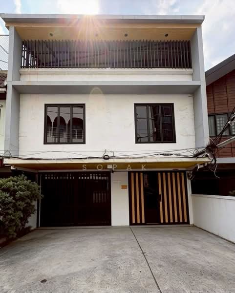 3-BR Townhouse, Bangkok, Rong Muang, Pathum Wan, Bangkok, 3 Bedrooms, 112 sqm, Townhouse For Rent, by Boonraksa Sopak, 500336704 - DDproperty.com