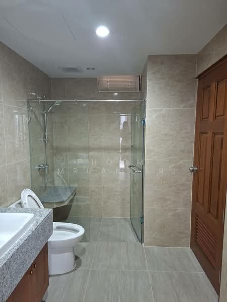 Ruamsuk Condominium, Bangkok, 12 Soi Athakravi, Khong Tan, Khlong Toei, Bangkok, 3 Bedrooms, 330 sqm, Condo For Rent, by Phoom Imruangsri, 500336768 - DDproperty.com