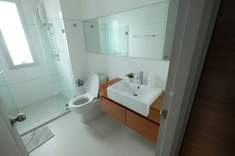 Thru Thonglor, Bangkok, Petchaburi Road, Bang Kapi, Huai Khwang, Bangkok, 2 Bedrooms, 62 sqm, Condo For Rent, by Pawanrat Panchawanon, 500337289 - DDproperty.com
