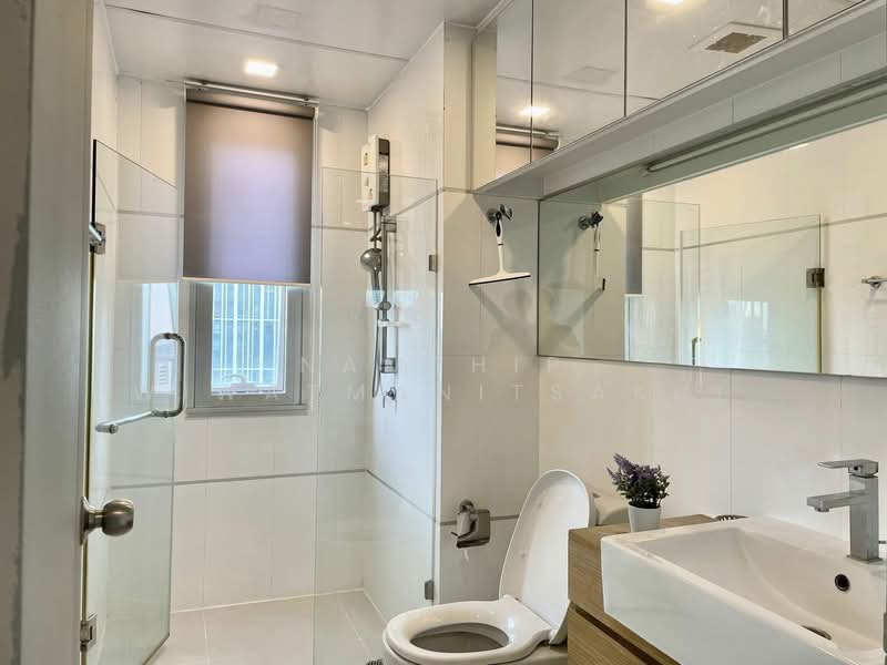 Thru Thonglor, Bangkok, Petchaburi Road, Bang Kapi, Huai Khwang, Bangkok, 2 Bedrooms, 62 sqm, Condo For Rent, by Namthip Wiwatmanitsakul, 500337980 - DDproperty.com