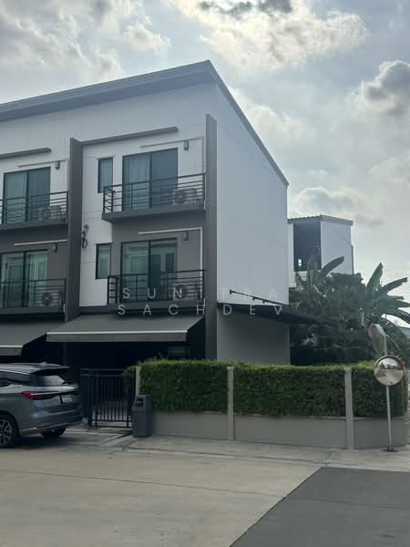 Baan Klang Muang Srinakarin – Onnut, Bangkok, 174 Soi On Nut 70/1, Prawet, Bangkok, 3 Bedrooms, 141 sqm, Townhouse For Rent, by Sunitra Sachdev, 500338226 - DDproperty.com