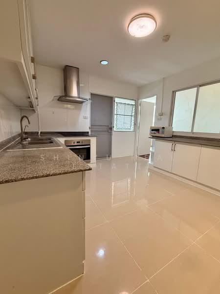 D.S. Tower 1 Sukhumvit 33, Bangkok, Soi Phrom Chit, Khlong Tan Nua, Watthana, Bangkok, 3 Bedrooms, 236 sqm, Condo For Rent, by Shinyu Real Estate, 500338301 - DDproperty.com
