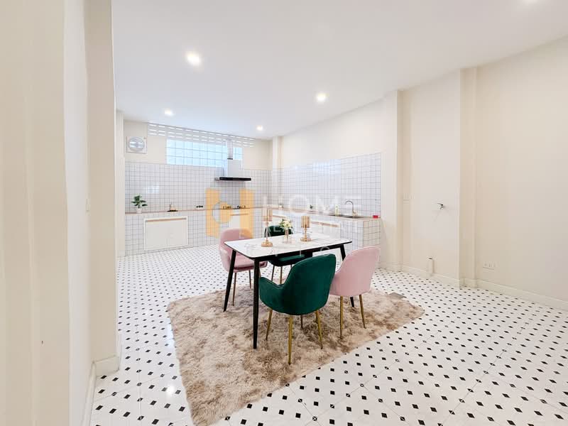 Townhouse Chokchai 4 Soi 81, Bangkok, Lat Phrao, Bangkok, 3 Bedrooms, 200 sqm, Townhouse For Sale, by HOME Real Estate Service, 500341130 - DDproperty.com