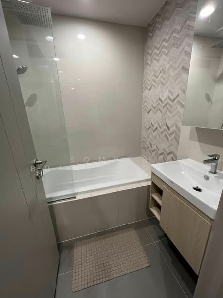 Oka Haus Sukhumvit 36, Bangkok, 3399 Rama 4 Road, Khong Tan, Khlong Toei, Bangkok, 1 Bedroom, 35 sqm, Condo For Rent, by Sompob Buaparungsri, 500342123 - DDproperty.com