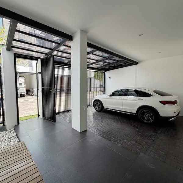 Prime Nine Ekamai, Bangkok, Soi Kamnoet Sap 2 Pradit Manutham Road, Bang Kapi, Huai Khwang, Bangkok, 3 Bedrooms, 315 sqm, Semi-Detached House (Twin House) For Sale, by อลงกต คำนวรพร, 500343227 - DDproperty.com