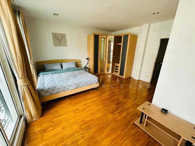 Baan Klang Krung Thonglor, Bangkok, 55 Soi Sukhumvit 55, Khlong Tan Nua, Watthana, Bangkok, 5 Bedrooms, 400 sqm, Townhouse For Rent, by Chotika Rakrungrueang, 500343318 - DDproperty.com