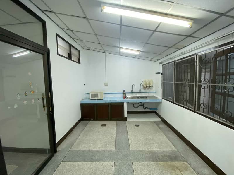 บ้านในเมือง สภาพดี ใกล้โรงเรียนโรจนวิทย์ เข้า–ออกสะดวก, Phitsanulok, Nai Muang, Muang Phitsanulok, Phitsanulok, 2 Bedrooms, 144 sqm, Townhouse For Sale, by ERA Thailand, 500343747 - DDproperty.com