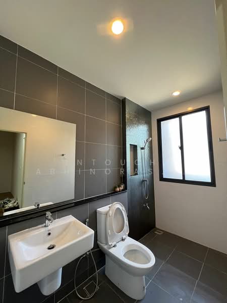 Baan Klang Muang Rama 9-Krungthep Kreetha, Bangkok, Soi Kanchanaphisek 23, Saphan Sung, Bangkok, 2 Bedrooms, 150 sqm, Townhouse For Sale, by Intouch Abhinorasaeth, 500343920 - DDproperty.com