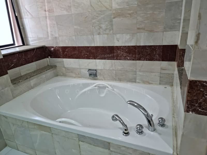 President Park Sukhumvit 24, Bangkok, 99 Sukhumvit 24 Alley, Khlongtoei Nua, Watthana, Bangkok, 3 Bedrooms, 260 sqm, Condo For Sale, by Pavadee Boonyarith, 500344250 - DDproperty.com