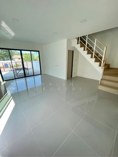 3-BR Townhouse, Chon Buri (Pattaya), Ban Khao, Phan Thong, Chon Buri (Pattaya), 3 Bedrooms, 204 sqm, Townhouse For Sale, by Valen Lokunpai , 500344400 - DDproperty.com
