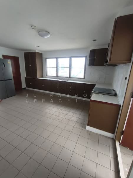 D.S. Tower 1 Sukhumvit 33, Bangkok, Soi Phrom Chit, Khlong Tan Nua, Watthana, Bangkok, 3 Bedrooms, 260 sqm, Condo For Rent, by Juthabhorn Uppachit (Amy), 500344539 - DDproperty.com