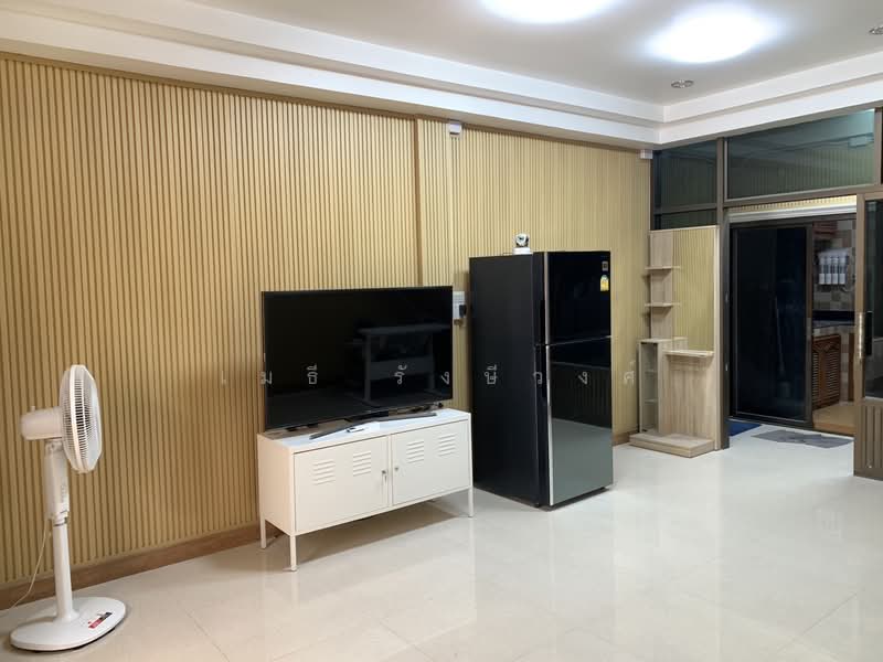Two-story townhome with 2 bedrooms and 1 bathroom, near Central Rama 9, MRT Rama 9 station, and Ratc, Bangkok, อโศก-ดินแดง, Din Daeng, Bangkok, 2 Bedrooms, 100 sqm, Townhouse For Rent, by เมธี รังษีวงศ์, 500344934 - DDproperty.com