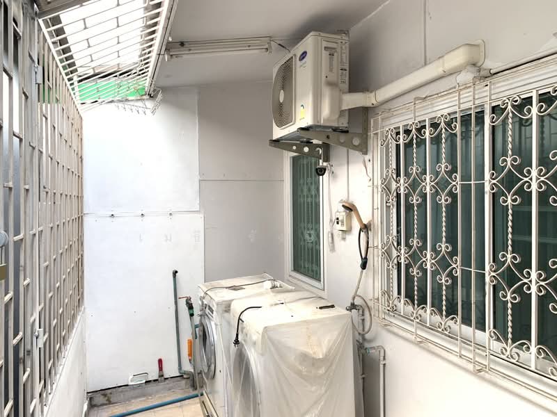 Two-story townhome with 2 bedrooms and 1 bathroom, near Central Rama 9, MRT Rama 9 station, and Ratc, Bangkok, อโศก-ดินแดง, Din Daeng, Bangkok, 2 Bedrooms, 100 sqm, Townhouse For Rent, by เมธี รังษีวงศ์, 500344934 - DDproperty.com