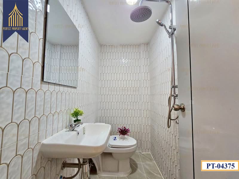 ทาวน์เฮ้าส์ สุขสบาย ลาดพร้าว 87 รีโนเวทใหม่พร้อมอยู่, Bangkok, Khlong Chaokhun Sing, Wang Thonglang, Bangkok, 3 Bedrooms, 90 sqm, Townhouse For Sale, by ปภัชญา ธนัตถ์ภรณ์, 500345093 - DDproperty.com