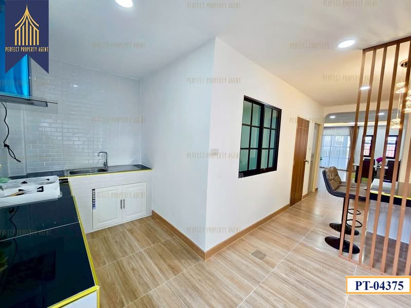 ทาวน์เฮ้าส์ สุขสบาย ลาดพร้าว 87 รีโนเวทใหม่พร้อมอยู่, Bangkok, Khlong Chaokhun Sing, Wang Thonglang, Bangkok, 3 Bedrooms, 90 sqm, Townhouse For Sale, by ปภัชญา ธนัตถ์ภรณ์, 500345093 - DDproperty.com