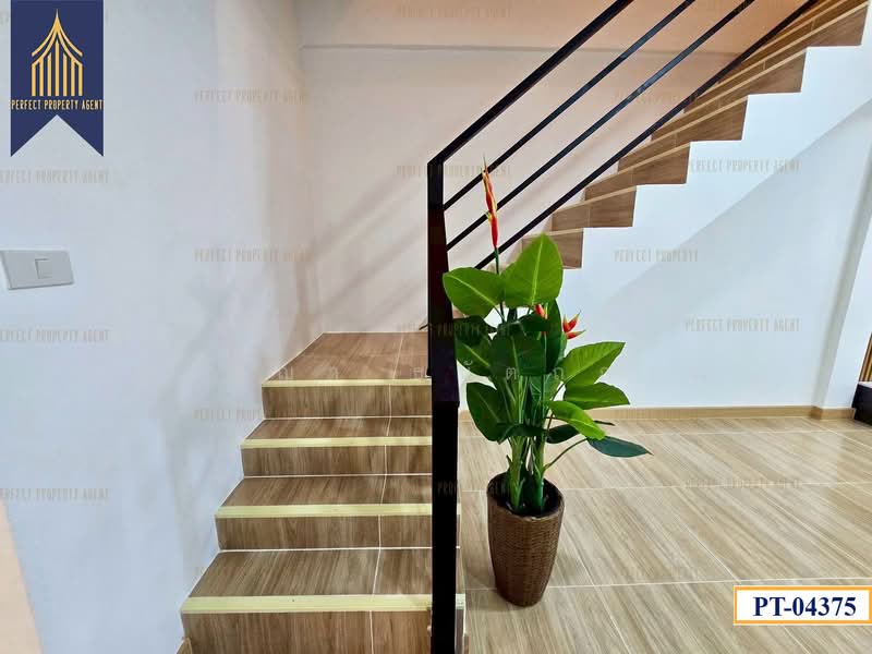 ทาวน์เฮ้าส์ สุขสบาย ลาดพร้าว 87 รีโนเวทใหม่พร้อมอยู่, Bangkok, Khlong Chaokhun Sing, Wang Thonglang, Bangkok, 3 Bedrooms, 90 sqm, Townhouse For Sale, by ปภัชญา ธนัตถ์ภรณ์, 500345093 - DDproperty.com