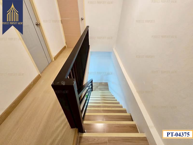 ทาวน์เฮ้าส์ สุขสบาย ลาดพร้าว 87 รีโนเวทใหม่พร้อมอยู่, Bangkok, Khlong Chaokhun Sing, Wang Thonglang, Bangkok, 3 Bedrooms, 90 sqm, Townhouse For Sale, by ปภัชญา ธนัตถ์ภรณ์, 500345093 - DDproperty.com