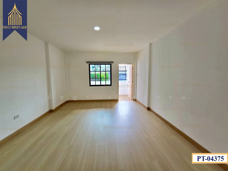 ทาวน์เฮ้าส์ สุขสบาย ลาดพร้าว 87 รีโนเวทใหม่พร้อมอยู่, Bangkok, Khlong Chaokhun Sing, Wang Thonglang, Bangkok, 3 Bedrooms, 90 sqm, Townhouse For Sale, by ปภัชญา ธนัตถ์ภรณ์, 500345093 - DDproperty.com