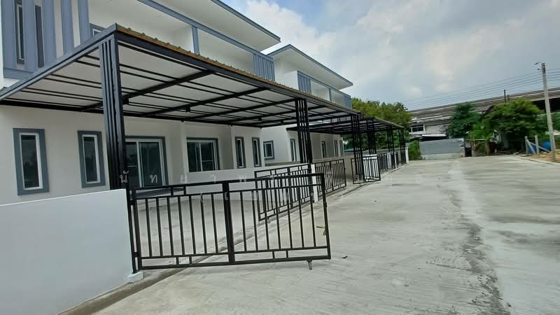บ้านแฝด สไตล์โมเดิน ซอยบางปลา 15, Samut Prakan, Bang Pla, Bang Plee, Samut Prakan, 2 Bedrooms, 120 sqm, Semi-Detached House (Twin House) For Rent, by Nattayaporn Peumkul (Benz), 500345175 - หน้าบ้าน ถนนกว้าง 6 เมตร - DDproperty.com