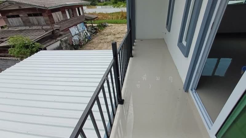บ้านแฝด สไตล์โมเดิน ซอยบางปลา 15, Samut Prakan, Bang Pla, Bang Plee, Samut Prakan, 2 Bedrooms, 120 sqm, Semi-Detached House (Twin House) For Rent, by Nattayaporn Peumkul (Benz), 500345175 - ระเบียง ด้านหน้า ชั้น 2 - DDproperty.com