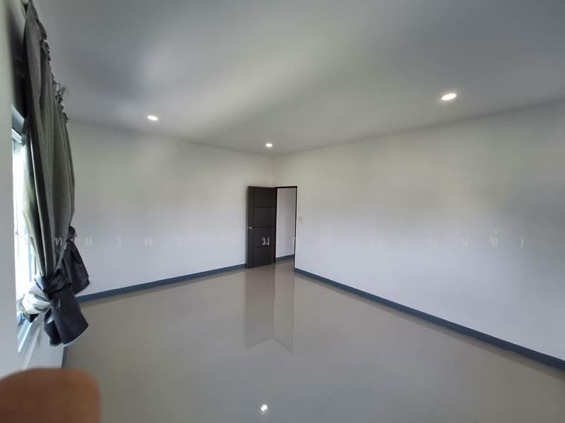 บ้านแฝด สไตล์โมเดิน ซอยบางปลา 15, Samut Prakan, Bang Pla, Bang Plee, Samut Prakan, 2 Bedrooms, 120 sqm, Semi-Detached House (Twin House) For Rent, by Nattayaporn Peumkul (Benz), 500345175 - ห้องนอนด้านหลังมีมุ้งลวดติดผ้าม่านใหม่ - DDproperty.com