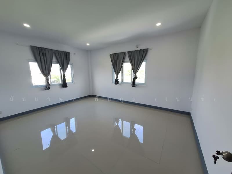 บ้านแฝด สไตล์โมเดิน ซอยบางปลา 15, Samut Prakan, Bang Pla, Bang Plee, Samut Prakan, 2 Bedrooms, 120 sqm, Semi-Detached House (Twin House) For Rent, by Nattayaporn Peumkul (Benz), 500345175 - ห้องนอนด้านหลังมีมุ้งลวดติดผ้าม่านใหม่ - DDproperty.com