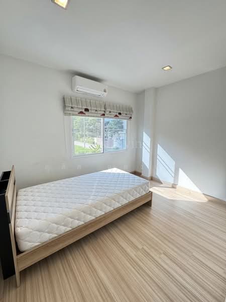 ให้เช่าบ้านแฝดหลังใหม่ ม.ทริโอทาวน์ อัสสัมชัญ ศรีราชา, Chon Buri (Pattaya), Surasak, Si Racha, Chon Buri (Pattaya), 3 Bedrooms, 150 sqm, Semi-Detached House (Twin House) For Rent, by Dusit Saengfa, 500345272 - DDproperty.com
