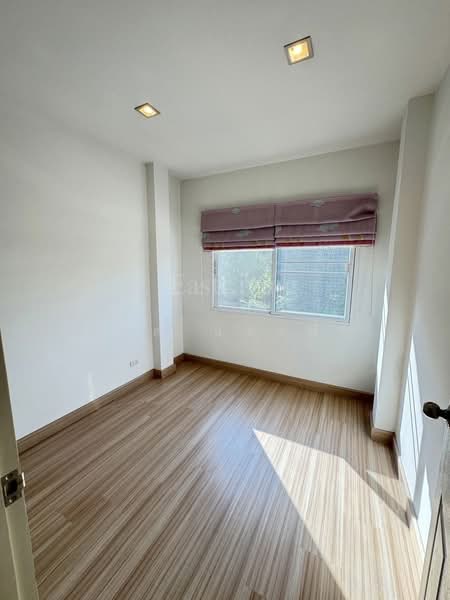 ให้เช่าบ้านแฝดหลังใหม่ ม.ทริโอทาวน์ อัสสัมชัญ ศรีราชา, Chon Buri (Pattaya), Surasak, Si Racha, Chon Buri (Pattaya), 3 Bedrooms, 150 sqm, Semi-Detached House (Twin House) For Rent, by Dusit Saengfa, 500345272 - DDproperty.com
