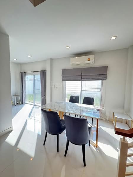ให้เช่าบ้านแฝดหลังใหม่ ม.ทริโอทาวน์ อัสสัมชัญ ศรีราชา, Chon Buri (Pattaya), Surasak, Si Racha, Chon Buri (Pattaya), 3 Bedrooms, 150 sqm, Semi-Detached House (Twin House) For Rent, by Dusit Saengfa, 500345272 - DDproperty.com