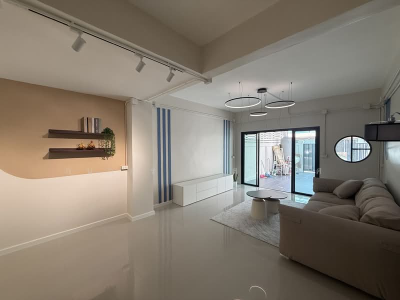 หมู่บ้านไพโรจน์ กิจจา, กรุงเทพ, บางนาเหนือ, บางนา, กรุงเทพ, 110 ตร.ม., ทาวน์เฮ้าส์ ขาย, โดย กนกอร คงสมมาศ, 500345466 - DDproperty.com