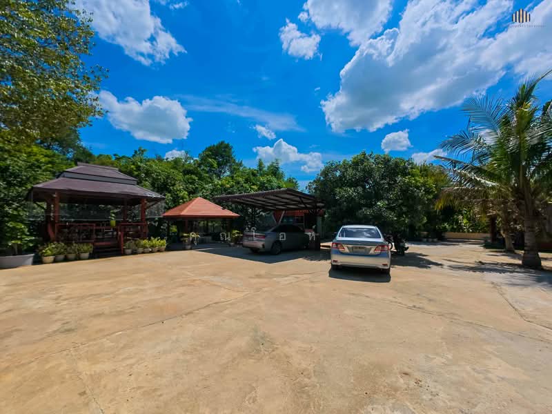 ที่ดินติดน้ำสไตล์รีสอร์ท พร้อมห้องพัก 5 ห้อง บรรยากาศร่มรื่นท่ามกลางสวนผลไม้, สุพรรณบุรี, ยางนอน, เดิมบางนางบวช, สุพรรณบุรี, 5,540 ตร.ม., ที่ดิน ขาย, โดย คุณโอห์ม, 500345477 - DDproperty.com
