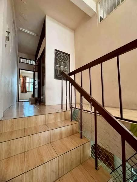 อาคารพาณิชย์ 4 ชั้นครึ่ง 1 คูหา ทำเลทอง ซ. เอกมัย 30, Bangkok, เอกมัย 30, Khlong Tan Nua, Watthana, Bangkok, , 220 sqm, Shophouse For Sale, by Pranisa Jirathongpoon, 500345973 - DDproperty.com