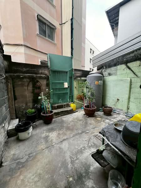 อาคารพาณิชย์ 4 ชั้นครึ่ง 1 คูหา ทำเลทอง ซ. เอกมัย 30, Bangkok, เอกมัย 30, Khlong Tan Nua, Watthana, Bangkok, , 220 sqm, Shophouse For Sale, by Pranisa Jirathongpoon, 500345973 - DDproperty.com