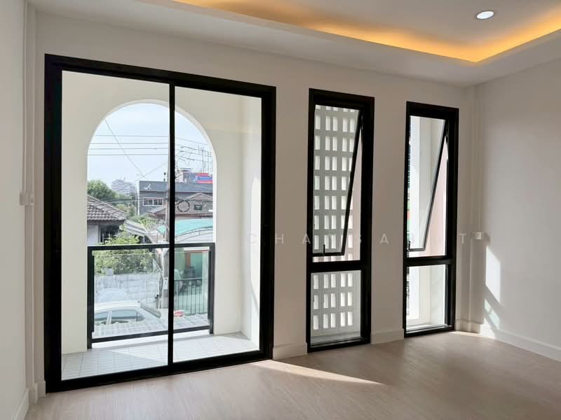 บ้านModern Minimal เสนานิคม1 ซอย35, กรุงเทพ, ลาดพร้าว, กรุงเทพ, 120 ตร.ม., ทาวน์เฮ้าส์ ขาย, โดย Thiya​ Chaysabut, 500346125 - DDproperty.com
