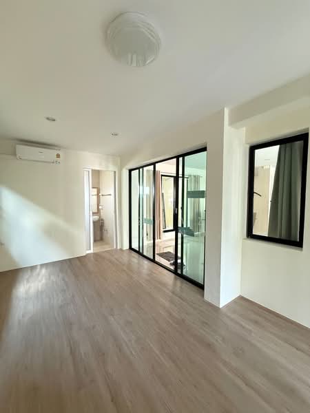 Spacious 4BR House at Lake View Park Wongwaen-Bangna Near Mega Bangna, Bangkok, Dok Mai, Prawet, Bangkok, 4 Bedrooms, 240 sqm, Single Detached House For Sale, by Fazwaz (Thailand) Co., Ltd., 500347386 - DDproperty.com