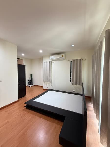 Spacious 4BR House at Lake View Park Wongwaen-Bangna Near Mega Bangna, Bangkok, Dok Mai, Prawet, Bangkok, 4 Bedrooms, 240 sqm, Single Detached House For Sale, by Fazwaz (Thailand) Co., Ltd., 500347386 - DDproperty.com